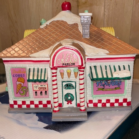 Department 56 ICE CREAM PARLOR - Picture 1 of 5
